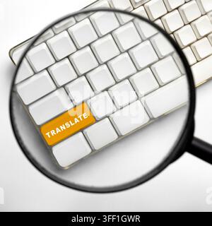 Une vue de dessus d'un clavier d'ordinateur moderne avec une seule touche orange mise en évidence étiquetée Traduire, vue à travers une loupe, symbolisant l Banque D'Images