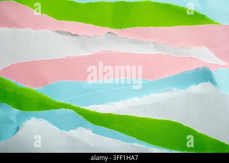 Un fond de collage abstrait présentant des couches superposées de papier coloré déchiré en rose pastel, bleu clair, vert vif et blanc, montrant la texture Banque D'Images