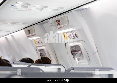 Portes de secours dans la cabine d'avion avec signalisations, pour l'évacuation en cas d'urgence Banque D'Images