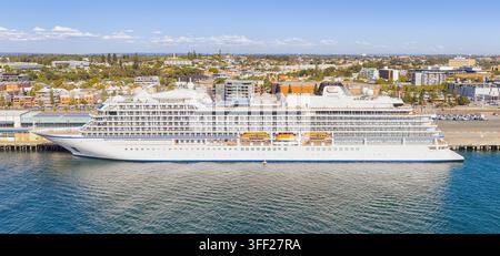 Fremantle, Australie-Occidentale, Australie - 18 mars 2026 : Vue aérienne du navire de croisière Viking Orion amarré au port, avec la skyline urbaine et blu Banque D'Images