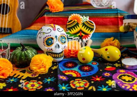 Décoration d'un autel pour le Día de los Muertos avec des éléments traditionnels Banque D'Images