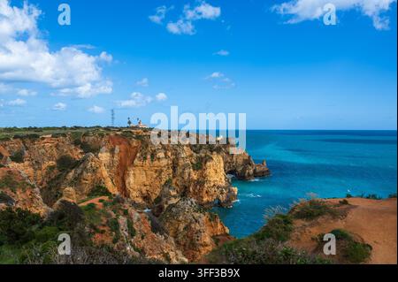 Le phare de Ponta da Piedade est un phare actif situé à Lagos, dans la région de l'Algarve au Portugal Banque D'Images