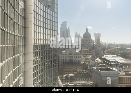 Une vue élevée encadrant la cathédrale Saint-Paul et la ligne d'horizon de Londres depuis le Telegraph Building, Peterborough Court, City of London. Banque D'Images