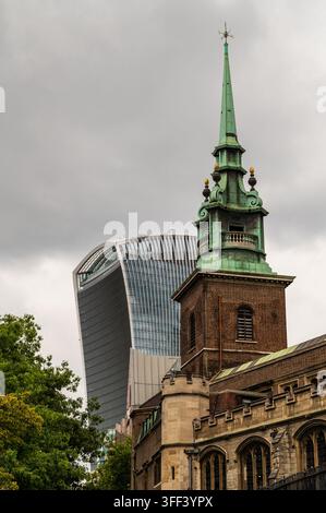 All Hallows-by-the-Tower et le bâtiment du 20 Fenchurch Street. Pris le 16 août 2026 Banque D'Images