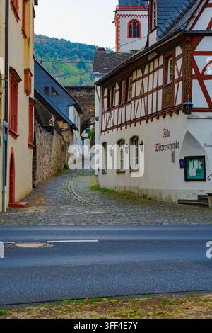 Maisons à colombages historiques et rue pavée à Bruttig-Fankel sur la Moselle, Allemagne, photographiées le 25 août 2026. Banque D'Images