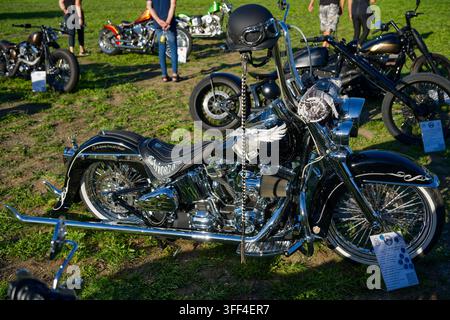 Cruiser Harley-Davidson personnalisé noir et chromé exposé au salon de motos personnalisées Prague Harley Days 2026. Banque D'Images