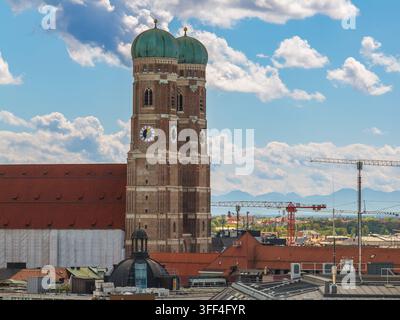 Vue rapprochée des tours de la Frauenkirche à Munich avec les Alpes en arrière-plan Banque D'Images