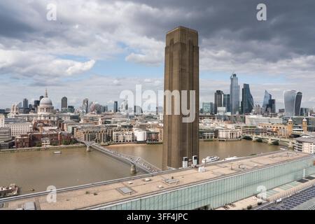 Les touristes photographient la cathédrale Saint-Paul et la ligne d'horizon de la City of London à travers la Tamise depuis le niveau d'observation Blavatnik de la Tate Modern. Banque D'Images