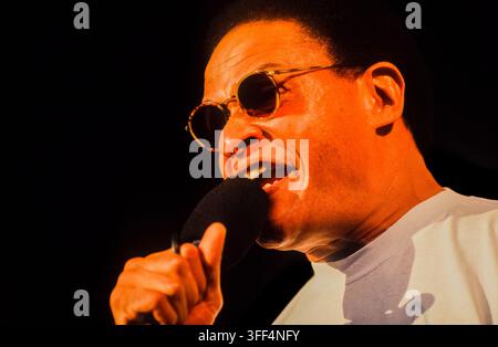 LONDRES, ROYAUME-UNI - 27 JUIN 1993 : Le chanteur de jazz américain Al Jarreau se produit en direct sur scène au festival Jazz on a Summer's Day organisé à l'Alexandra Palace à Londres, Royaume-Uni Banque D'Images