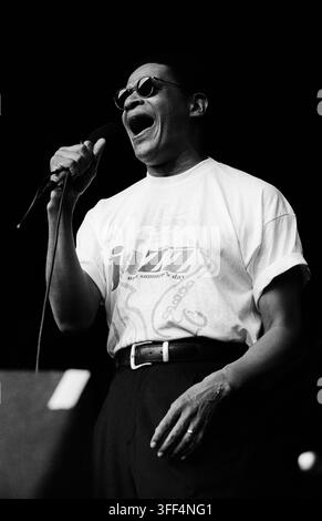 LONDRES, ROYAUME-UNI - 27 JUIN 1993 : Le chanteur de jazz américain Al Jarreau se produit en direct sur scène au festival Jazz on a Summer's Day organisé à l'Alexandra Palace à Londres, Royaume-Uni Banque D'Images
