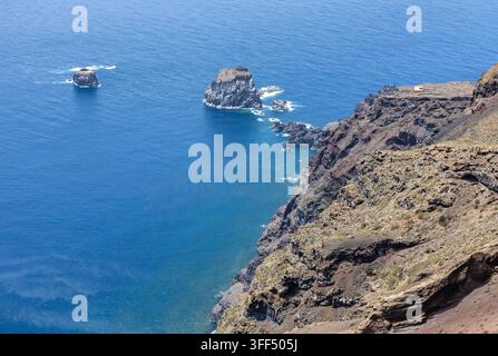 Vue en contre-plongée des Roques de Salmor. Falaises volcaniques dramatiques et îlots rocheux sur la côte bleue de l'océan Atlantique d'El Hierro, Espagne. Banque D'Images