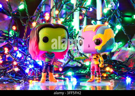 Figurines en vinyle Funko Pop de Gamora et Nebula du film de super-héros Marvel Les Gardiens de la Galaxie. Guirlandes lumineuses colorées, réflexions. Banque D'Images