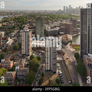 Vue aérienne de Canada Water à Londres mettant en évidence la bibliothèque pyramidale et les nouvelles tours résidentielles au milieu d'une régénération urbaine en cours. Banque D'Images