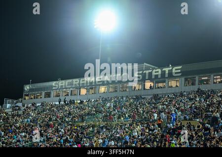 Une foule de stade comble remplit les tribunes sous les projecteurs éclatants lors du premier match à domicile des Hornets dans la Mid-American Conference. Banque D'Images