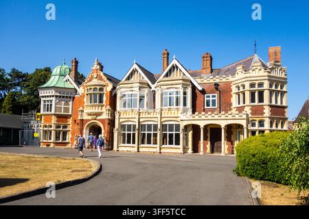Le manoir historique de Bletchley Park à Milton Keynes, dans le Buckinghamshire, foyer des célèbres déchiffreurs de la machine Enigma Banque D'Images