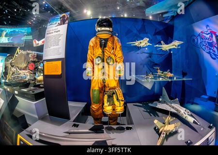 Affichage de la combinaison de pilote SR-71 à Washington DC | WASHINGTON D.C., États-Unis — Une combinaison de vol à pression complète pour les équipages du SR-71 Blackbird se trouve parmi des maquettes d’avions dans la galerie « Nation de la vitesse » du National Air and Space Museum. Survolant plus de 85 000 pieds (25 900 m), les pilotes du Blackbird avaient besoin de cette combinaison scellée sous pression pour survivre en cas de défaillance de la cabine — une protection pour un avion conçu par Kelly Johnson qui atteignit Mach 3,2 et ne fut jamais abattu par un tir ennemi. Banque D'Images