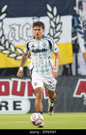 Los Angeles, Californie, 5 septembre 2026. Le défenseur d'Ethan Kohler (22) du New England Revolution dribble le ballon lors d'un match MLS entre le New England Revolution et le Los Angeles Galaxy au Dignity Health Sports Park Banque D'Images