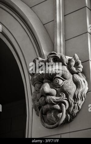 Close-up d'une tête grotesque ressemblant à un lion avec un anneau métallique dans la bouche à côté d'une arcade du Nauener Tor à Potsdam, Brandebourg, Allemagne. Banque D'Images