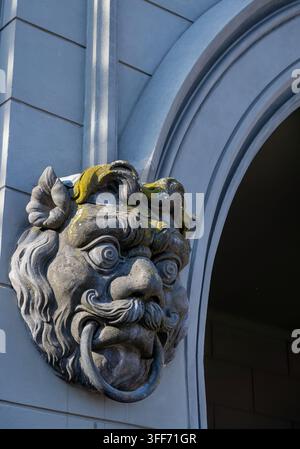 Close-up d'une tête grotesque ressemblant à un lion avec un anneau métallique dans la bouche à côté d'une arcade du Nauener Tor à Potsdam, Brandebourg, Allemagne. Banque D'Images