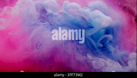 Éclaboussure de brume sous l'eau goutte d'encre nuage bleu fluide Banque D'Images