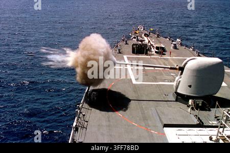 970416-N-4142G-002 Le destroyer de classe Arleigh Burke USS Benfold (DDG 65) tire son canon de 5 pouces lors d'opérations d'entraînement de routine au large de la côte de la Californie du Sud le 16 avril 1997. Le canon léger MK 45 de 5 pouces/54 calibre fournit aux navires de combat de surface une artillerie navale précise contre les cibles de surface rapides et très manœuvrables, les menaces aériennes et les cibles côtières. Photo DoD par le Petty Officer de 2e classe Felix Garza, U.S. Navy. Banque D'Images