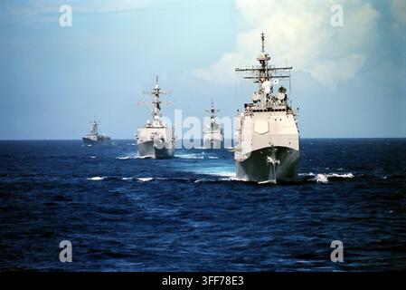 990918-N-3855M-001  Le croiseur à missiles de classe Ticonderoga USS Vincennes (CG 49) (à droite) navigue devant trois autres classes de navires de l’U.S. Navy alors qu’ils opèrent dans l’océan Pacifique lors d’un exercice de test opérationnel Y2K le 18 septembre 1999.  Suivant le Vincennes de droite à gauche se trouvent le destroyer de classe Spruance USS John Cushing (DD 985), le destroyer à missiles de classe Arleigh Burke USS John S. McCain (DDG 56) et la frégate à missiles de classe Oliver Hazard Perry USS Gary (FFG 51).  Photo DoD par le Premier Maître Wade McKinnon, U.S. Navy.   (Publiée) Banque D'Images