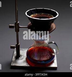 Processus de préparation du café à l'aide d'une carafe en verre et d'un support en métal sur un fond sombre Banque D'Images