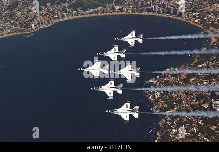 ACAPULCO, Mexique -- L'U.S. Air Force Air Demonstration Squadron, "The Thunderbirds", exécute la formation Delta à six appareils ici le 31 octobre. (Photo de l'U.S. Air Force par Tech. Sgt. Justin D. Pyle) Banque D'Images