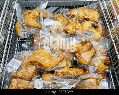 Kirov, Russie – 08 février 2026 : Les clients choisissent parmi divers produits de poulet emballés dans un rayon d'un magasin de détail tout en prenant leurs décisions d'achat Banque D'Images