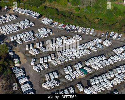 Vue aérienne d'un grand dépôt de caravanes à Castleford Yorkshire montrant des rangées de caravanes de tourisme et de camping-cars blancs garés sur un terrain ouvert à côté Banque D'Images