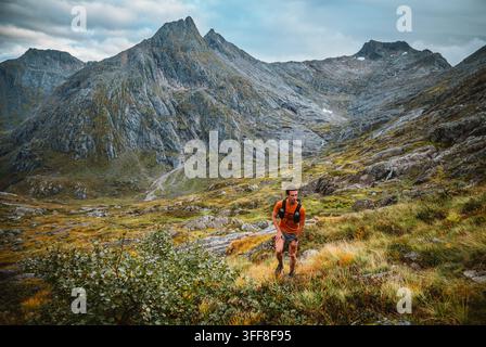 Jeune homme faisant du trail running dans des montagnes accidentées et pittoresques Banque D'Images