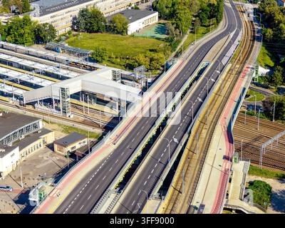 Varsovie, Pologne – 16 août 2026 : Vue aérienne panoramique de la gare Warszawa Gdańska à l'intersection des rues Slonimskiego et Mickiewicza Banque D'Images