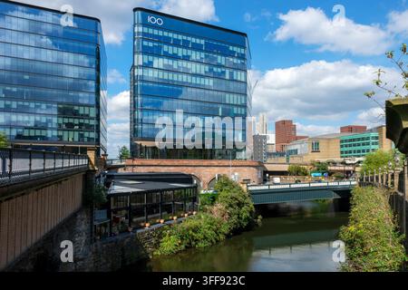 Les bâtiments de bureaux 101 (à gauche) et 100 Embankment, au-dessus de la rivière Irwell et de Greengate Square, Salford, Manchester, Angleterre, Royaume-Uni Banque D'Images