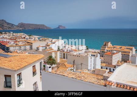 Vue de la mer Méditerranée depuis un point de vue dans la vieille ville historique d'Altea, Alicante, Espagne Banque D'Images