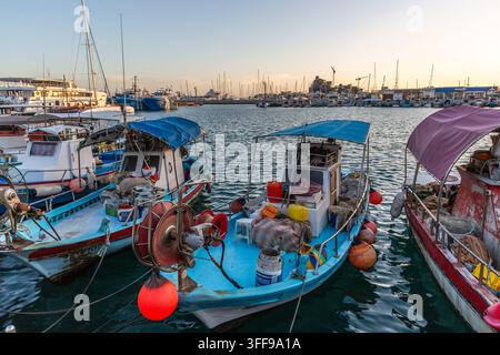 Petits bateaux de pêche traditionnels amarrés dans le vieux port de Limassol, Chypre. Banque D'Images