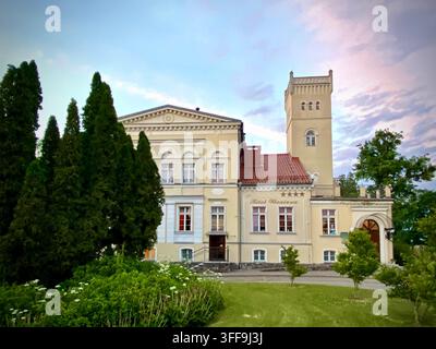 Hôtel Pałac Wieniawa à Rekowo Górne, Pologne, un hôtel de charme 4 étoiles dans un palais classique historique avec une tour néo-gothique Banque D'Images