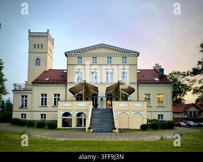 Hôtel Pałac Wieniawa à Rekowo Górne, Pologne, un hôtel de charme 4 étoiles dans un palais classique historique avec une tour néo-gothique Banque D'Images