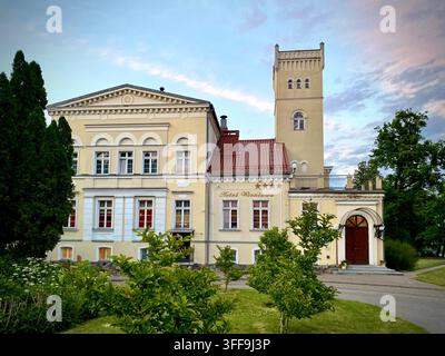 Hôtel Pałac Wieniawa à Rekowo Górne, Pologne, un hôtel de charme 4 étoiles dans un palais classique historique avec une tour néo-gothique Banque D'Images