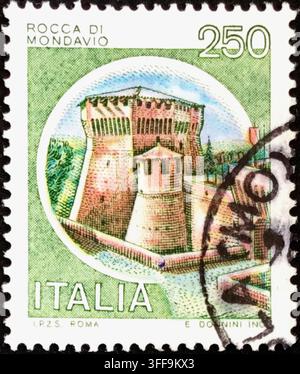Un timbre postal italien vintage de 1980 de la célèbre série définitive Castelli représentant la forteresse historique de Rocca di Mondavio, en Italie. Banque D'Images