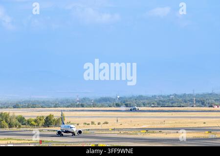 Madrid, Espagne – 23 août 2026 : Un avion de la compagnie Ryanair décolle de l'aéroport Adolfo Suarez Madrid-Barajas à Madrid, en Espagne. Banque D'Images