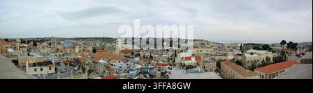 Vue panoramique élevée surplombant les toits historiques et les monuments de la Vieille Ville de Jérusalem avec le Dôme du Rocher, Israël Banque D'Images