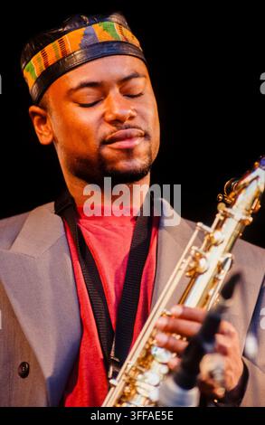 LONDRES, ROYAUME-UNI - 27 JUIN 1993 : L'acclamé multi-instrumentiste de jazz sud-africain Bheki Mseleku se produit en direct sur scène avec son trio au festival Jazz on a Summer's Day organisé à l'Alexandra Palace à Londres, Royaume-Uni, le 27 juin 1993. Mseleku est capturé les yeux fermés dans un moment de profonde concentration, tenant son saxophone ténor Banque D'Images