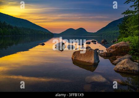 Coucher de soleil sur Jordan Pond et les Bubbles dans le parc national d'Acadia, Maine Banque D'Images