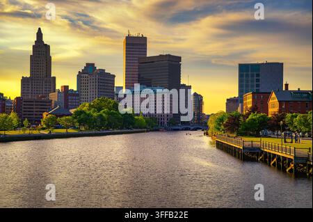 Coucher de soleil sur la Providence River et la skyline du centre-ville, Rhode Island, États-Unis Banque D'Images