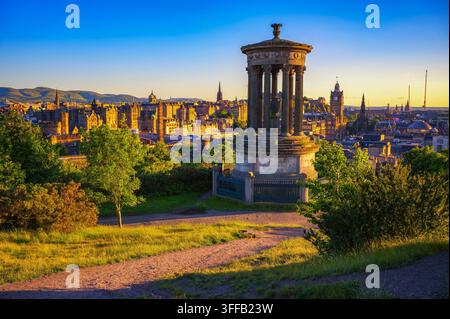 Monument Dugald Stewart au coucher du soleil sur Calton Hill à Édimbourg, Écosse Banque D'Images