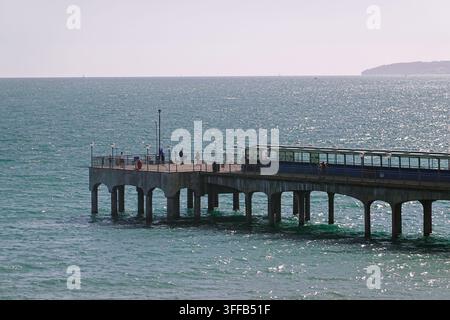 Vue panoramique de l'extrémité du Boscombe Pier à Bournemouth, Dorset, Royaume-Uni, s'étendant dans la mer étincelante et bleue de la Manche. Banque D'Images