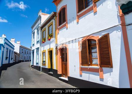 Maisons traditionnelles des Açores blanchies à la chaux avec des ornements colorés et des toits en tuiles d'argile rouges à Angra do Heroísmo, Portugal, île de Terceira, Açores, Portugal. Banque D'Images