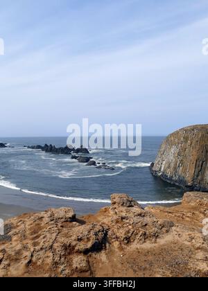 , Seal Rock, près de Newport, Oregon La côte accidentée du parc d'État de Seal Rock à Newport, Oregon, présente des falaises imposantes et des roches de basalte s'élevant du t Banque D'Images