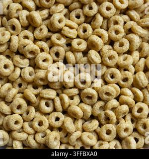 Anneaux de céréales de petit-déjeuner intégrales en gros plan, fond de texture alimentaire de céréales sèches Banque D'Images
