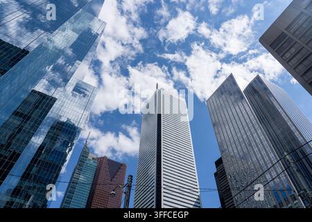 Une vue en contre-plongée des gratte-ciel modernes en verre du quartier financier du centre-ville de Toronto, au Canada. Banque D'Images